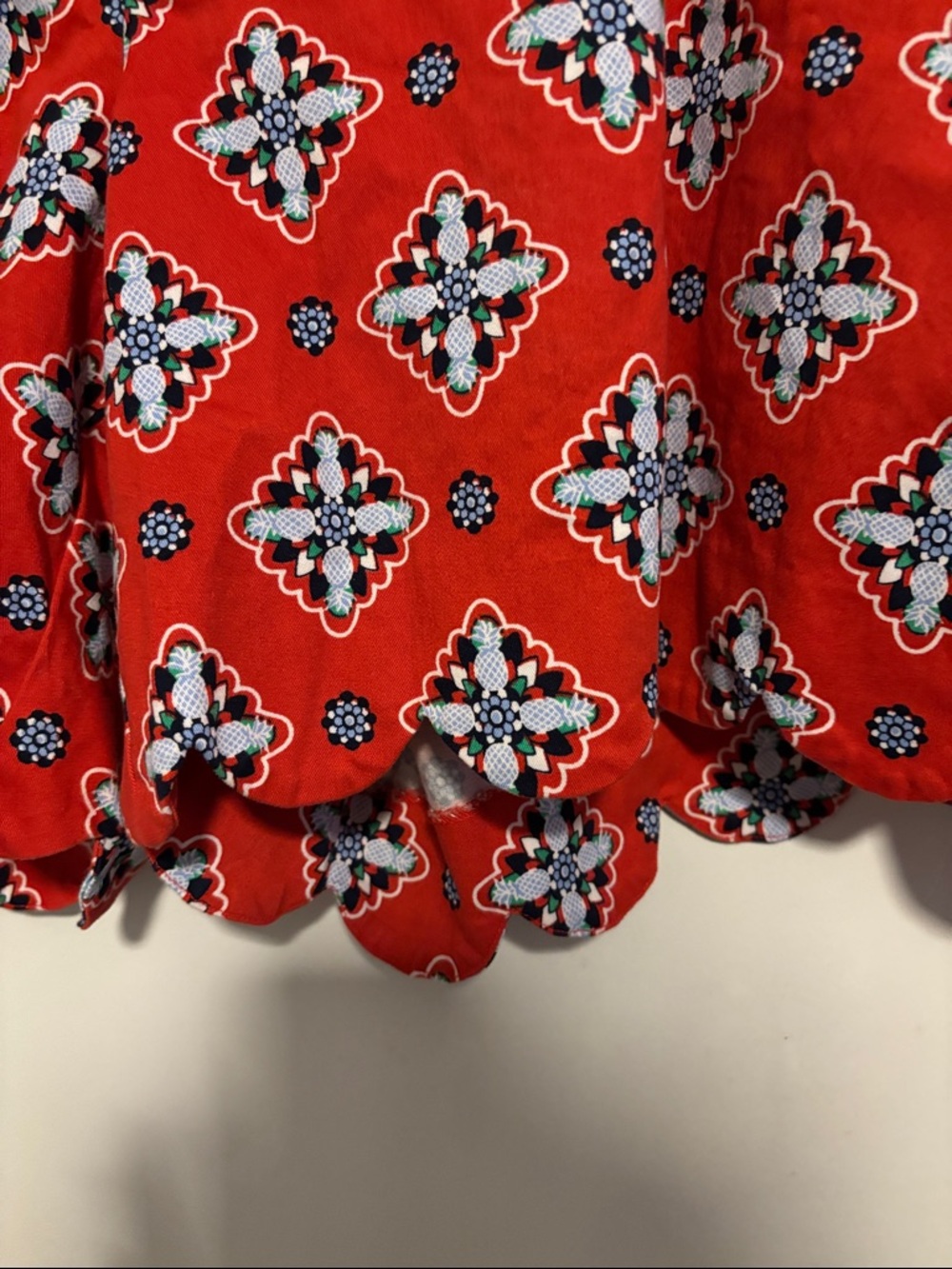 Crown & Ivy Red Floral Scallop Hem Women’s Shorts - Picture 5 of 7